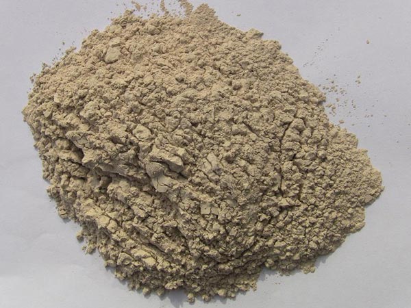 礬土性質(zhì) 礬土主要成分是氧化鋁，為煉鋁和耐火材料的主要原料。白色或灰白色，因含鐵而呈褐黃或淺紅色。密度3.45g/cm3，硬度1～3，不透明，質(zhì)脆。極難熔化，不溶于水，能溶于硫酸、氫氧化鈉溶液。 地區(qū)分布 中國鋁土礦資源比較豐富，在全國18個省、自治區(qū)、直轄市已查明鋁土礦產(chǎn)地205處，其中大型產(chǎn)地72處（不包括臺灣），主要分布在山西、山東、河北、河南、貴州、四川、廣西、遼寧、湖南等地。 投資前景 1.可用于煉鋁工業(yè)。用于國防、航空、汽車、電器、化工、日常生活用品等。 2.可用于精密鑄造。礬土熟料加工成細(xì)粉做成鑄模后精鑄。用于軍工、航天、通訊、儀表、機(jī)械及醫(yī)療器械部門。 3.可用于耐火制品。高鋁礬土熟料耐火度高達(dá)1780℃，化學(xué)穩(wěn)定性強(qiáng)、物理性能良好。 4.硅酸鋁耐火纖維。用于鋼鐵、有色冶金、電子、石油、化工、宇航、原子能、國防等多種工業(yè)，消防人員可用耐火纖維布做成衣服。 5.制造礬土水泥、研磨材料、陶瓷工業(yè)以及化學(xué)工業(yè)可制鋁的各種化合物。 鋁礬土磨粉制備 鋁礬土粉是選用煅燒過的熟鋁礬土礦石用雷蒙磨加工制成的細(xì)粉，粒度通常為100目-325目，在耐火材料行業(yè)得到了廣泛的應(yīng)用。通常加工的流程為先經(jīng)顎式破碎機(jī)進(jìn)行破碎，然后篩分進(jìn)入鋁礬土雷蒙磨或鋁礬土超細(xì)磨粉機(jī)中，進(jìn)行鋁礬土粉制備，使其應(yīng)用更加廣泛。