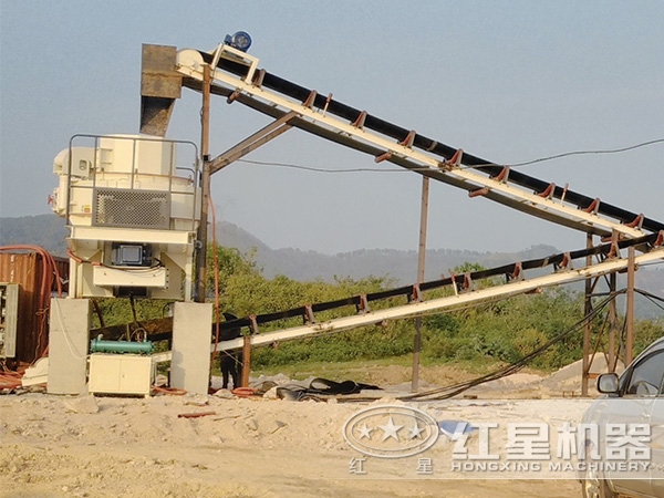鵝卵石制砂機現場作業(yè)