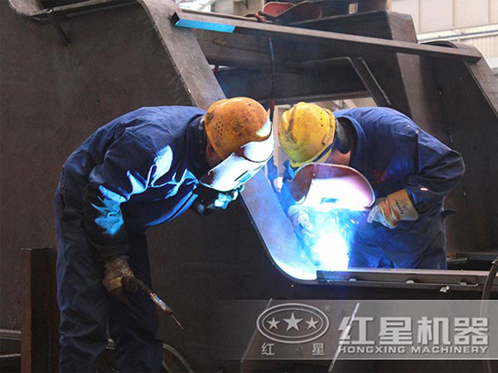 車間生產(chǎn)加工移動破碎機，每一臺設(shè)備都是匠心打造